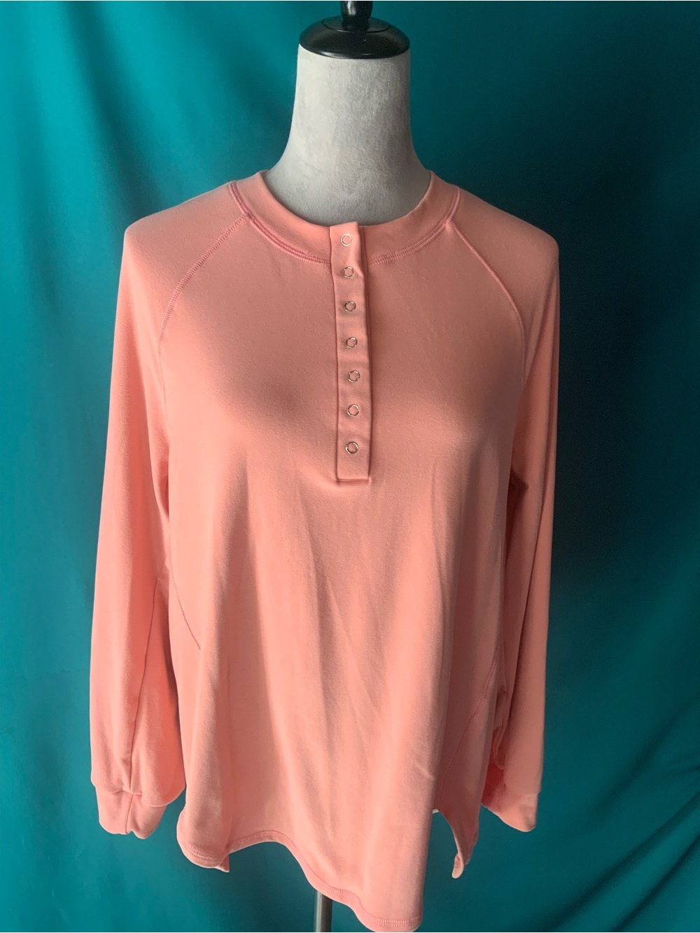 LONG-SLEEVE HENLEY, SWEATSHIRT, DEEP VERTICAL SNAP CLOSURE PLACKET, CREWNECK